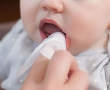 Netejar boca nadons